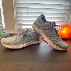 New Balance Women’s 680v6 Light Blue Size 8.5- W680LA6